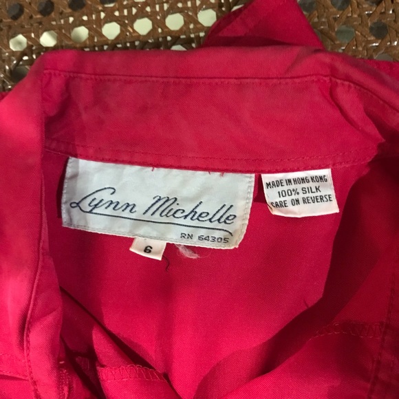 Silk blouse with 2 button cuffs , very gently worn. Like new !!! - Picture 3 of 4